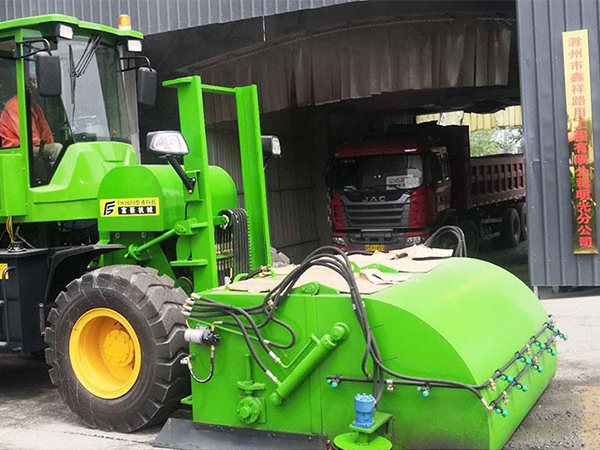 鑫祥路用工程掃地機使用現(xiàn)場